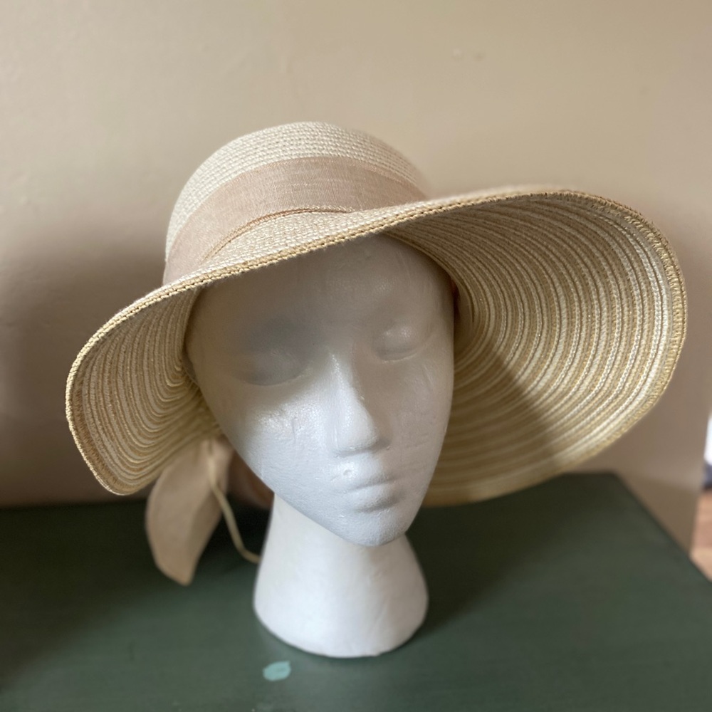 Tirabasso sun hat. With bow. Wide brim. Fit is adjustable. Made in Italy.